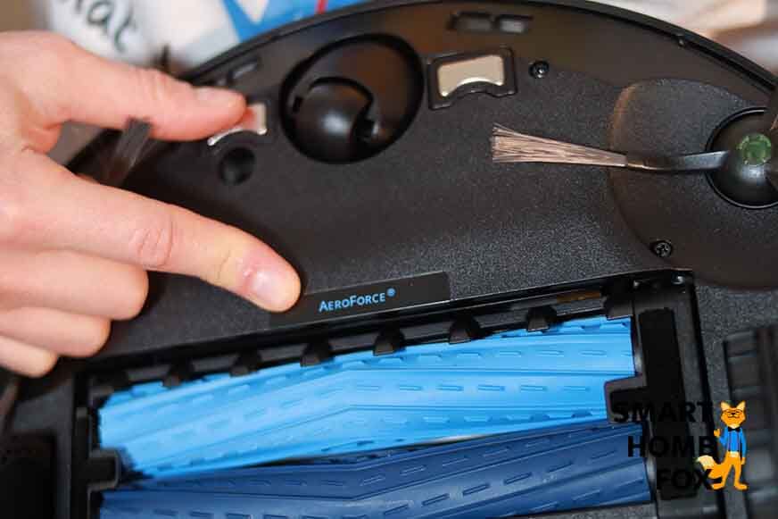 Die beiden Gummibürsten des Ecovacs Deebot T9 AIVI sind von unten zu sehen